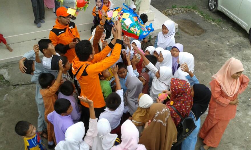 50 Siswa Sekolah Cerdas Terbangkan Balon Cita-Cita